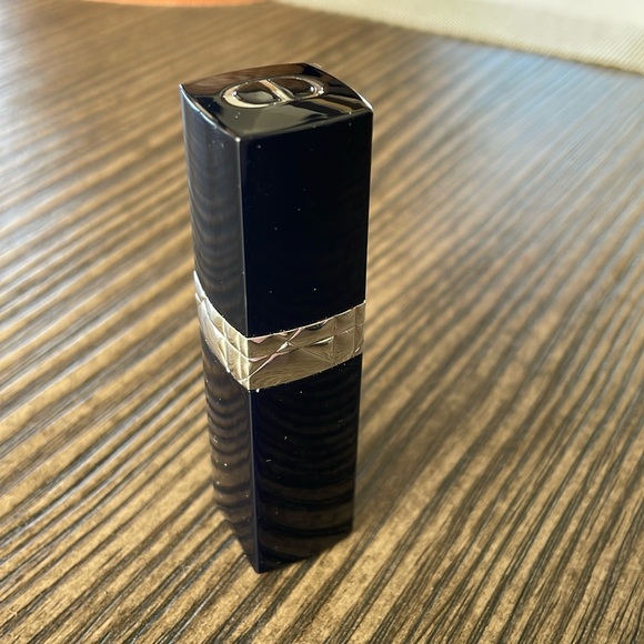 Rouge Dior Forever Liquid Lipstick Red 999 - Picture 2 of 4